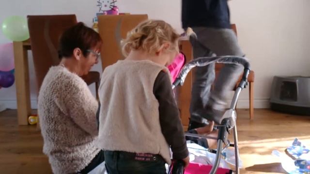 Wandelwagen uitpakken met Oma смотреть онлайн