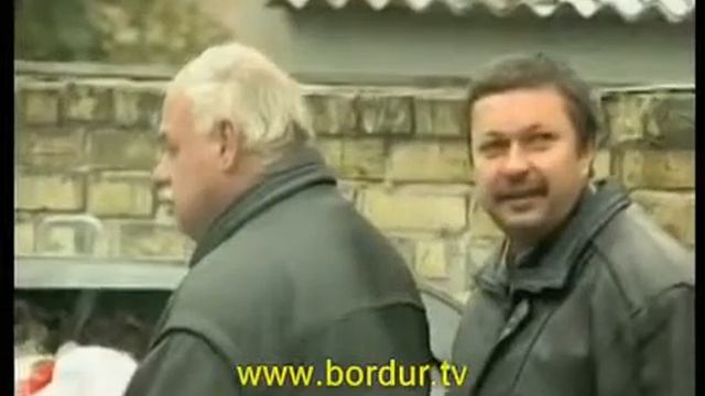 Скрытая камера  Бомж в мусорном баке  Поспать не дают