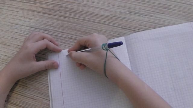 Как научить ребенка правильно держать ручку с помощью резинки смотреть онлайн