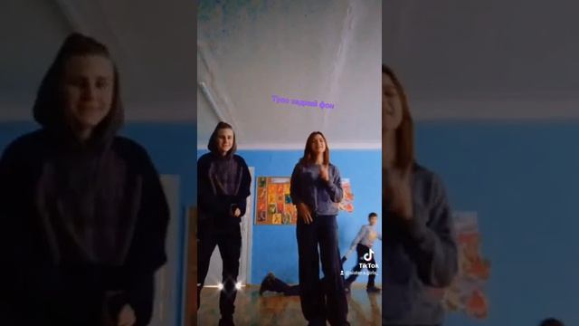 Просто смотрите на задний фон!!! смотреть онлайн