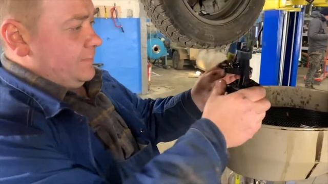 Замена датчика давления масла и пыльника привода Фольксваген Кэдди смотреть онлайн