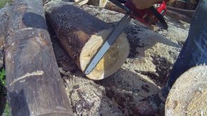 Распил бревна бензопилой