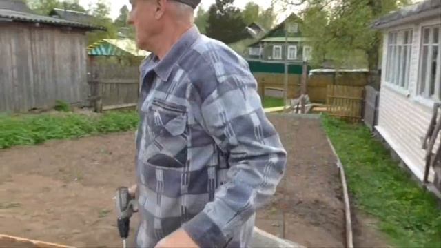 Устанавливаем шпалеру для огурцов. Наш первый опыт ОГУРЦЫ НА ШПАЛЕРЕ. смотреть онлайн