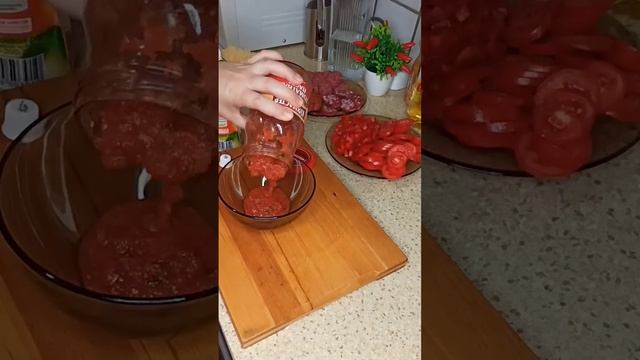Вкуснейшая домашняя пицца на тонком, хрустящем тесте с сочной начинкой? смотреть онлайн