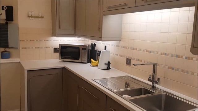 Spray Painted Kitchen with Quartz Worktops смотреть онлайн