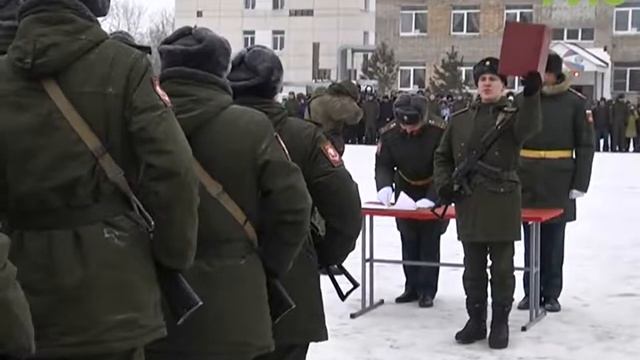 На верность Родине. 400 новобранцев ЦВО приняли военную присягу в Самарском гарнизоне смотреть онлайн