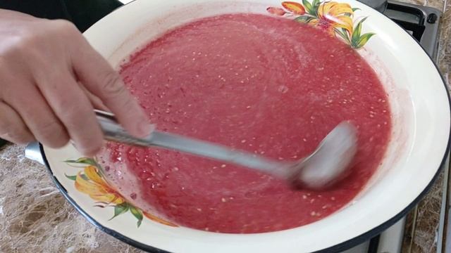 Собрала корзину помидор и иду готовить на зиму томат! Он выручает меня в любимых блюдах!