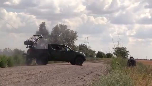 Украина - это когда волонтеры берут ракетницу смотреть онлайн