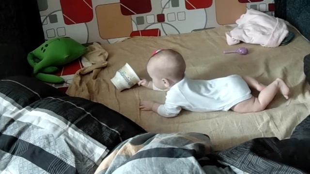 Оля ползет к кружке смотреть онлайн