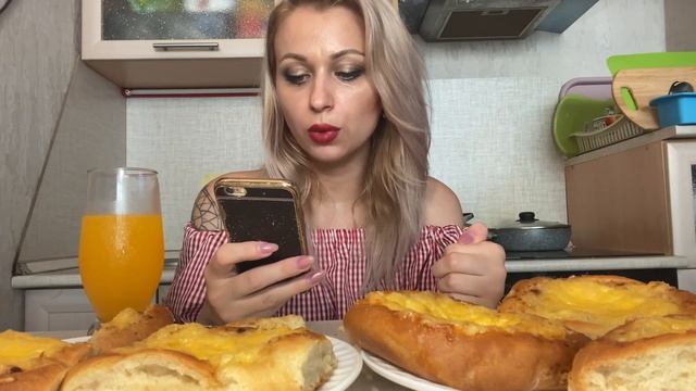 MUKBANG/МУКБАНГ Машка ест вкусняшки / Булки с рыбой / Отвечаю на комментарии ? смотреть онлайн