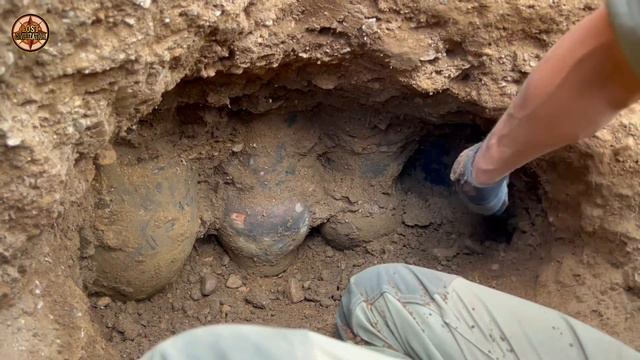 Found a valuable treasure full of Golden jewelry & archaeological tools // metal detecting смотреть онлайн