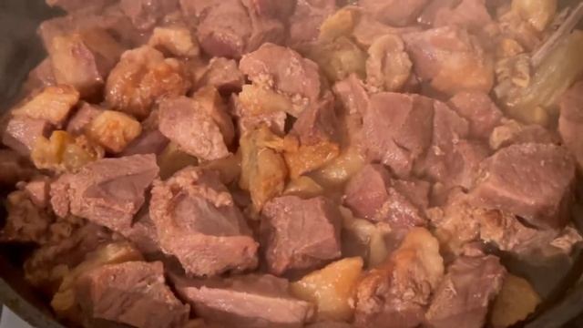 Как правильно пожарить мясо ??Жарим мясо на сковороде. смотреть онлайн