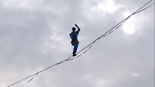Переход канатоходца до здания Законодательного Собрания Канатоходец Friedi Kühne Пермь 10.08.2019 смотреть онлайн