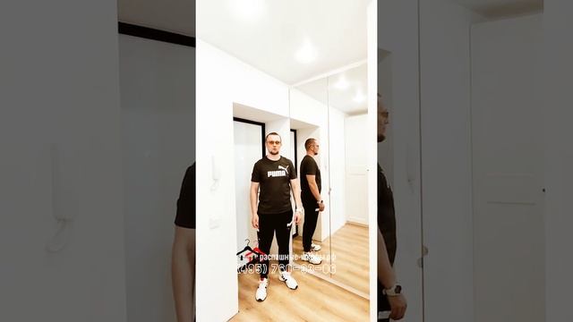 Современный встроенный зеркальный шкаф в нише прихожей. Распашные двери ДСП с наклеенными зеркалами смотреть онлайн