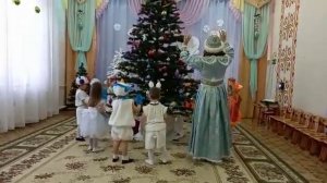 Хоровод "Маленькой елочке холодно зимой"