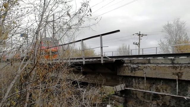 Электричка Орск-Кувандык едет по мосту на шестой школе на станцию новый город смотреть онлайн