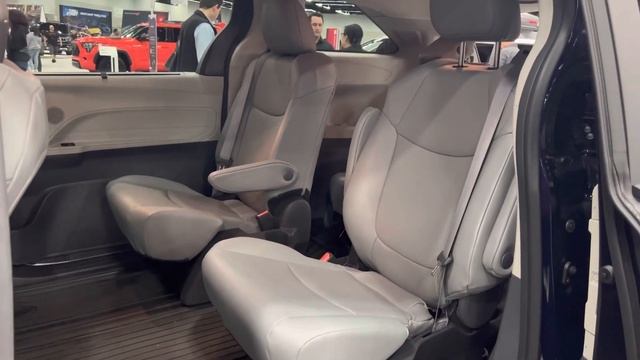 2023 Toyota Sienna XLE Hybrid AWD смотреть онлайн
