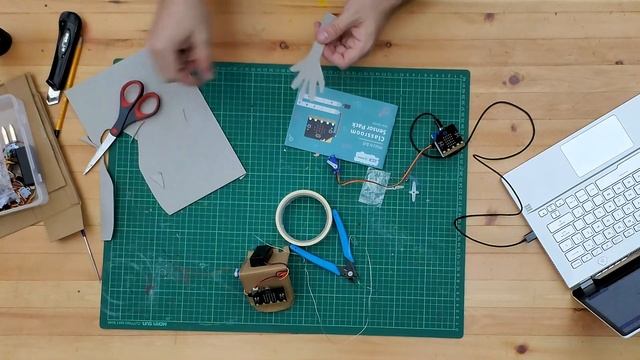Coding with micro:bit - Part 8 - Making a servo powered waving arm and inch worm смотреть онлайн