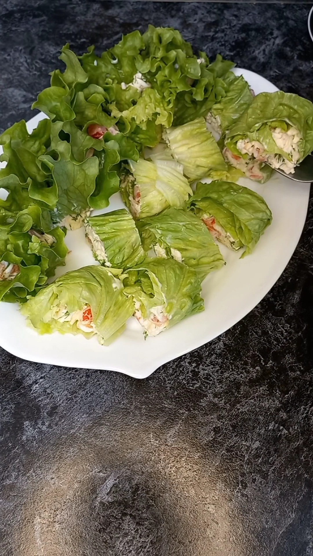 Легкая закуска на праздничный стол с листьями салата