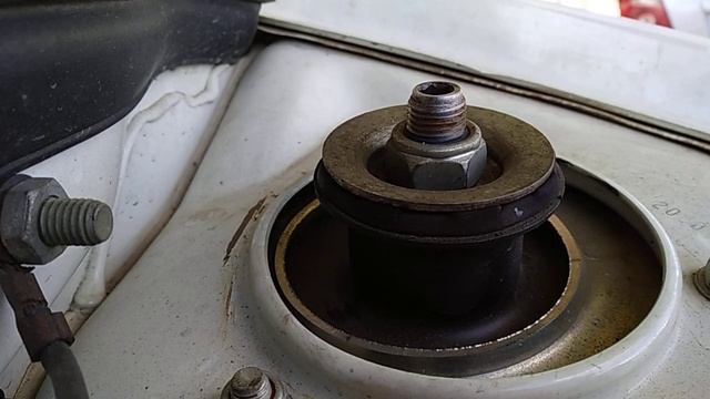 Треск при повороте руля на вывешенном колесе как будто закусывает калина