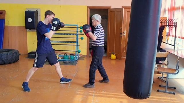 Старая школа бокса / Отработка левого бокового на скачке с мастером спорта СССР #люгай смотреть онлайн