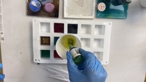 Чем окрасить эпоксидную смолу ?