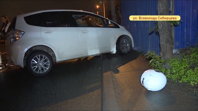 Байкер слетел с мотоцикла после удара о малолитражку смотреть онлайн