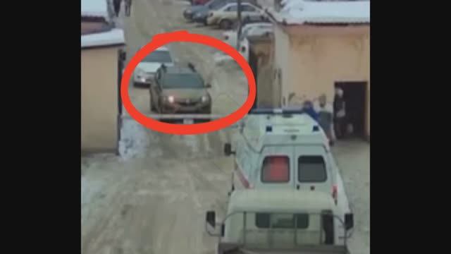 Скорая в Нижнем Тагиле не смогла провезти пациента в коме до реанимации из-за автохама. смотреть онлайн