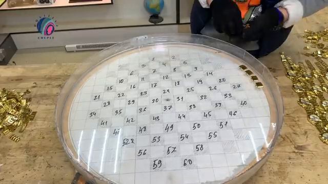 Стол из часов в форме часов. смотреть онлайн