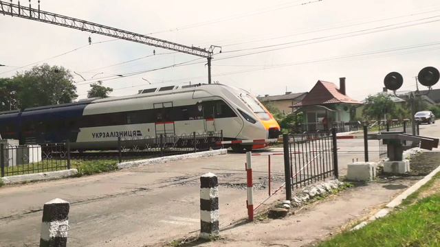 Потяги для дітей,залізничний переїзд із шлагб.,жд переезд со шлагб.ДПКр-3-001 Прикарпатський експре смотреть онлайн