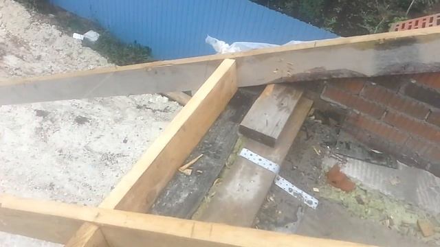 Крыша двускатная из черепицы. Выставили стропилы. смотреть онлайн