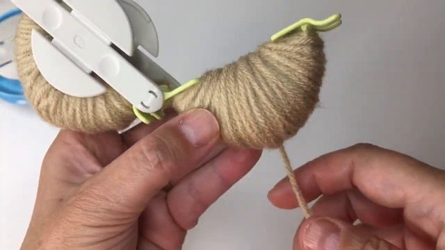 № 44 Как сделать ПОМПОН / Удивительное приспособление / Pom-Pom Maker / Вязальные БесЦенности смотреть онлайн