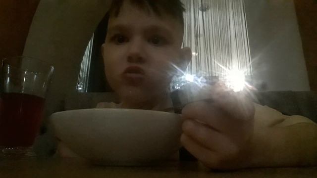 Мугбанг В Ред мангале ем салат цезарь с курицей