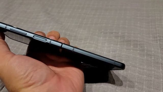 Samsung Galaxy Flip 3 broke by just seating on my desk смотреть онлайн