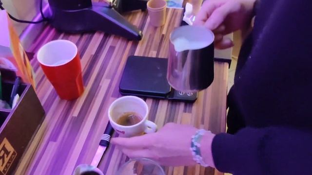 Как взбить молоко и приготовить капучино смотреть онлайн