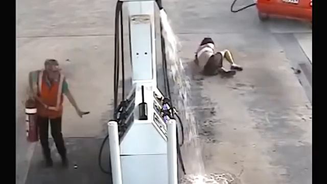 Женщины на заправке. смотреть онлайн