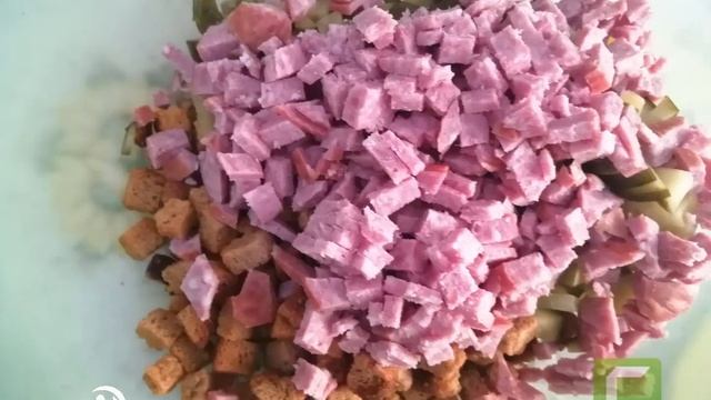 Советуем Салат "Любимый" с кириешками, крабовыми палочками, сладкой кукурузой и копчёной колбасой смотреть онлайн