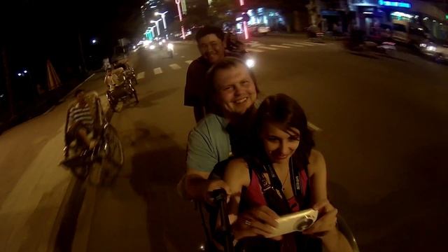 Велорикша поездка по вечернему Нячангу во Вьетнаме пляж и волны смотреть онлайн