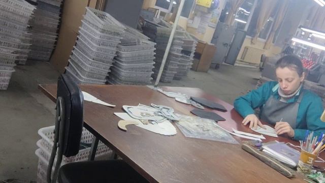 среди нас есть такие такие люди которые приходят как хотят на Чевляр смотреть онлайн