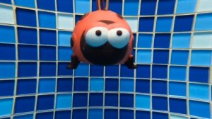 Ам Ням и игрушки для ванны — Om Nom купается в бассейне — Развивающие игры в воде для малышей