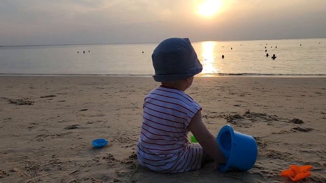 Малыш и море. Пляж Карон, Илье 10 месяцев. смотреть онлайн