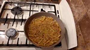 Вкусные жареные макароны.