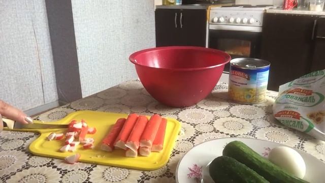 Салат с крабовыми палочками кукурузой. Рецепт салата. Как приготовить салат с крабовыми палочками. смотреть онлайн