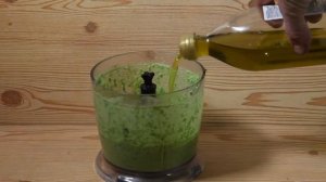 Соус песто из зеленого базилика и кедровых орешков