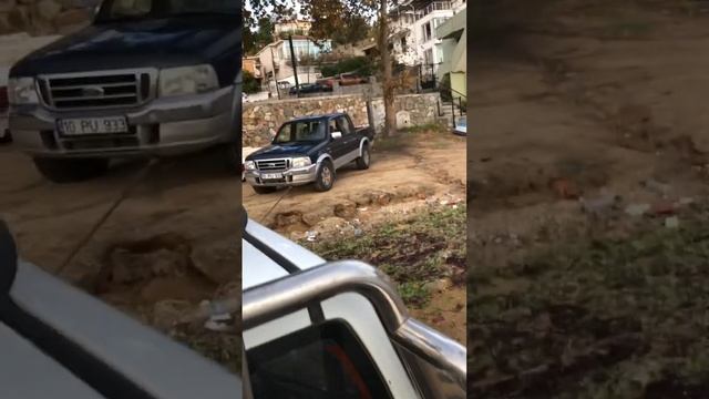 4x4 2 ARAÇ İLE DENİZDEN KAYIK ÇEKME смотреть онлайн