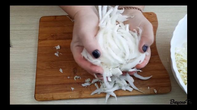 Из самых обычных продуктов получается такая ВкусноТа! Вкусный Салат с капустой и тунцом смотреть онлайн