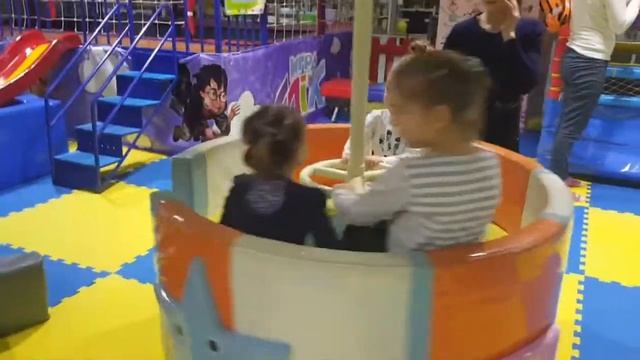 Даша в бассейне с шариками)))) смотреть онлайн