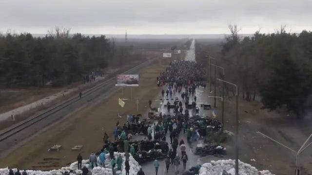 Жители Энергодара собрались на блокпосту чтобы не дать российским солдатам пройти в город смотреть онлайн