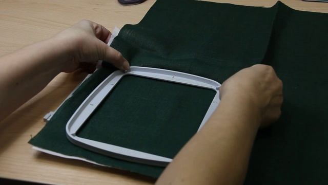 Заправка ткани в пяльцы в швейно-вышивальной машине PFAFF или Husqvarna смотреть онлайн