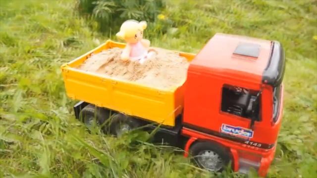 Добываем драгоценные камешки в песке с машинками. Видео для детей смотреть онлайн